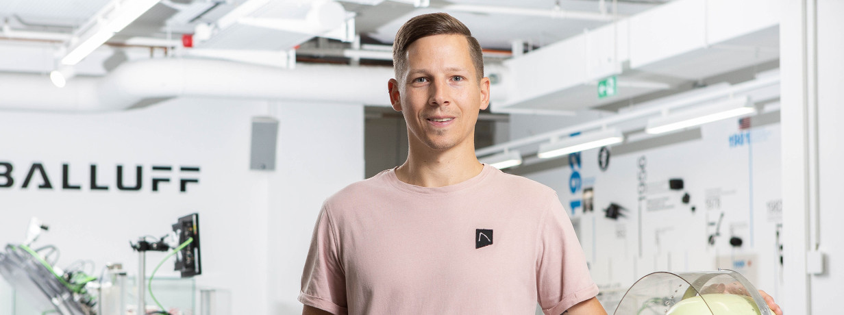 As an e-commerce expert, he's at home on all digital platforms at Balluff. As a firefighter, he knows how to do the right thing quickly.